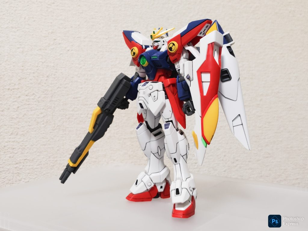 TV版ウイングガンダムゼロをデザインしたのは大河原邦男さん。ちょっと斜めを向いた設定画の姿勢「ガワラ立ち」を意識した写真を撮ってみましたが、あんまり上手く再現できませんでしたね。無料版Photoshopで明るさ調整したので、右下にロゴが入ります笑