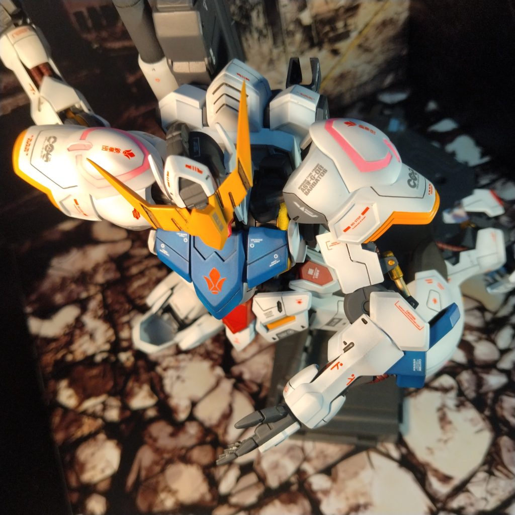 アップで撮ろうと上から撮ってみました！😄１００分1フルメカニクスバルバトス第四形態でした！😀私の好みで劇中に近いのは！このフルメカニクスバルバトスの方だと思ってます！😄MGもめっちゃカッコイイのですが！カッコよくアレンジされてる感があると思うので！😄凄く久しぶりにフルメカニクスバルバトス第四形態を作りました！初めて鉄血見た時のバルバトスの戦い方に度肝を抜かれたのが！この第四形態なので！思い入のある機体ですね！😄次は少し１日か2日休んでからHGジムストライカーをデザートカラーシリーズでナンバー03でやろうと思います！😄さていつも製作ストーリーから見てくださってる方々や今回見てくれた方々！観覧有難う御座いました！😄また自分なりに良い物を作ろうと頑張ろうと思いますので！お暇がありましたら観覧宜しくお願いします！😄
