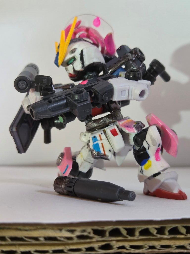 武装紹介（ちょっとオリスト）ビームライフル(高威力レールガン装着型)T.E.R.R.O.R.systemの暴走により大破したガンダムmk-Ⅱの残骸から回収したビームライフルを改修し威力、エネルギー効率を向上させたものにミレニアムのエンジニア部が開発した試作型のレールガンを弾倉ごと装着したもの。ただ、試作型ということもあり、一発ごとに銃身が焼き付いてしまうため、スペアの銃身を携行する事が必須となっている。だが、威力は折り紙付き。先生の好きな赤い機体の高威力ビームライフルがモチーフになっている。こう言う欠陥兵装大好きマンです。