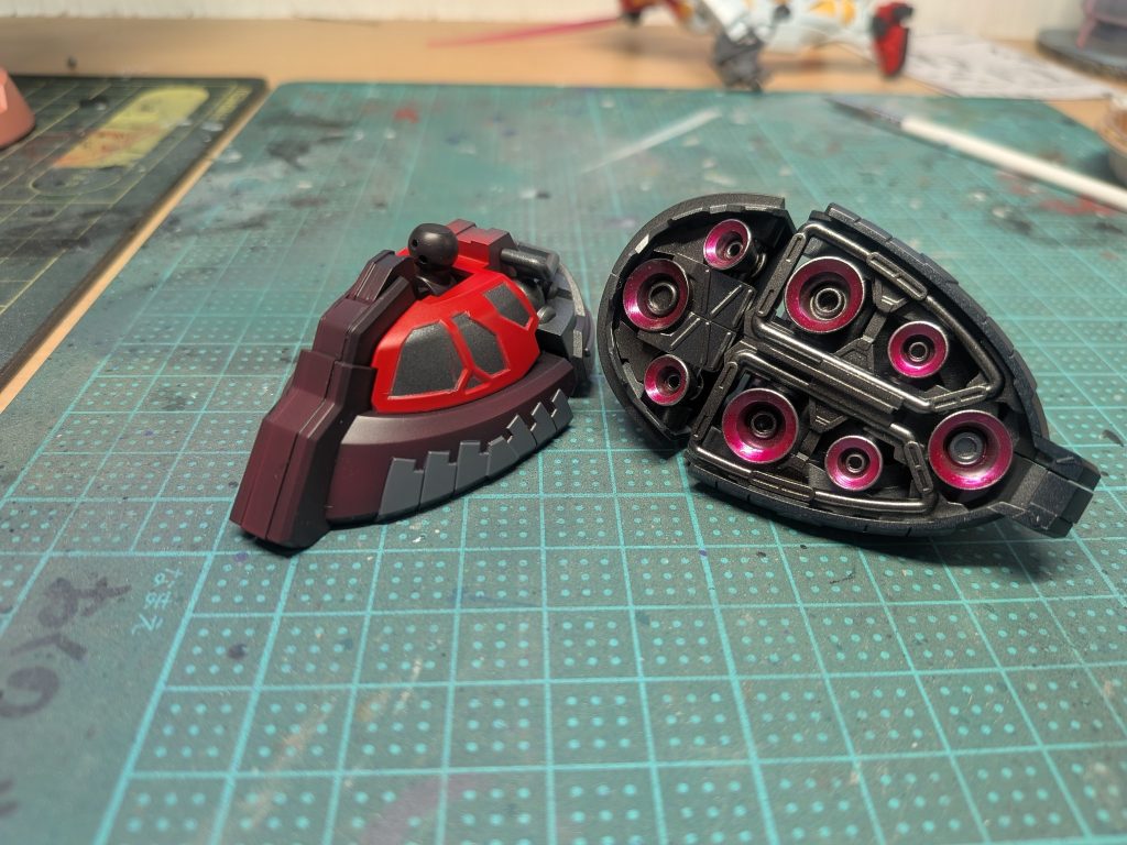 スカート内部を赤くするのがドムの定番ですが、組むと見えなくなるので、フレーム部を赤くしました。