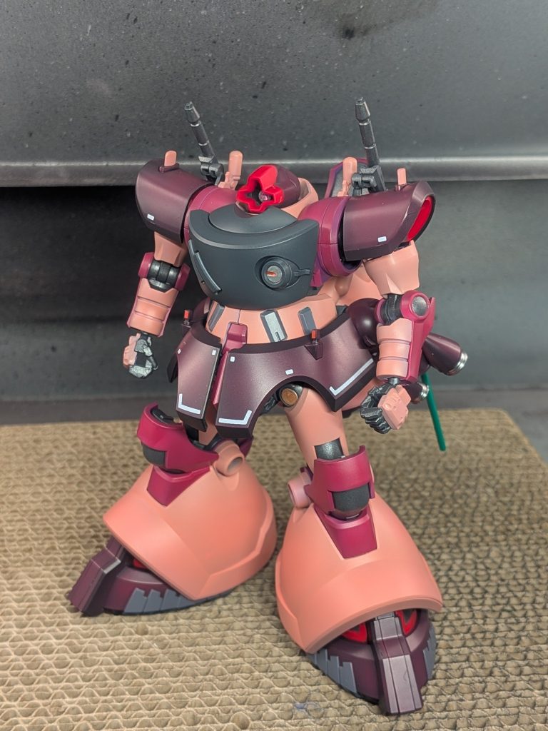 カラーレシピ今回は、下地を変えることで色味を変えて塗装しようをテーマに塗っています。頭部、肩内部の鮮やかな赤：ピンクサフ→サザビーレッド本体ピンク：ピンクサフ→MSシャアピンク膝肘脇など：ピンクサフ→MSシャアレッド肩腰爪先など：黒サフ→MSシャアレッド関節：メカサフヘヴィ→スターブライトアイアン胸部：メカサフヘヴィ→ティターンズブルー1