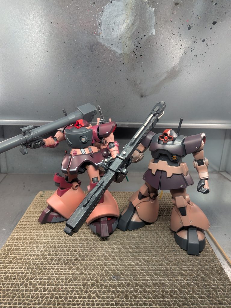 以前作ったシャア専用リックドムとツーショット。ピンクサフのおかげで全体的に明るくなり、模型映えするようになりました。