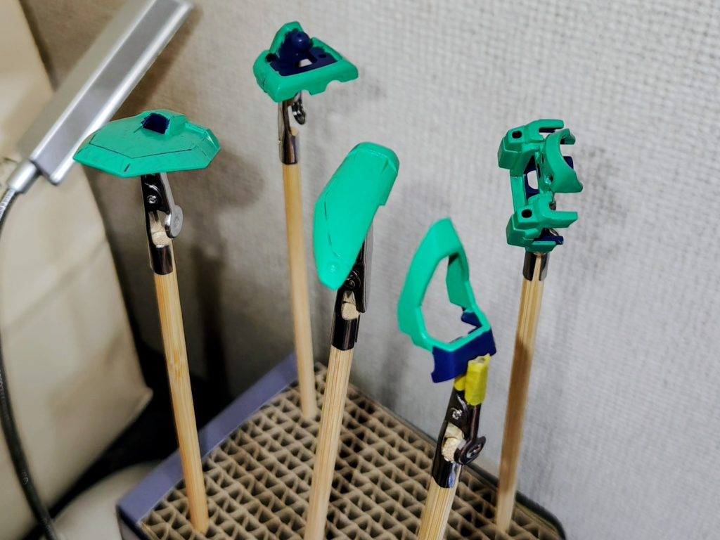 マーカーで広い面積を塗るのも初めてで、どうなっちゃうんだろうと不安でしたが…DSPIAEの水性マーカーはコツをつかめばムラになりづらく、しっかり乾燥させれば重ね塗りも大丈夫で、使いやすかったです。誤算だったのは、１〜２日乾かしても塗膜は弱めだったこと。爪が当たると剥がれるレベルでした。組み立ての途中、パーツ同士の擦れや接触でも剥がれたので、一度組み立てをストップし塗り直して、トップコートを塗ってから組み立てました。