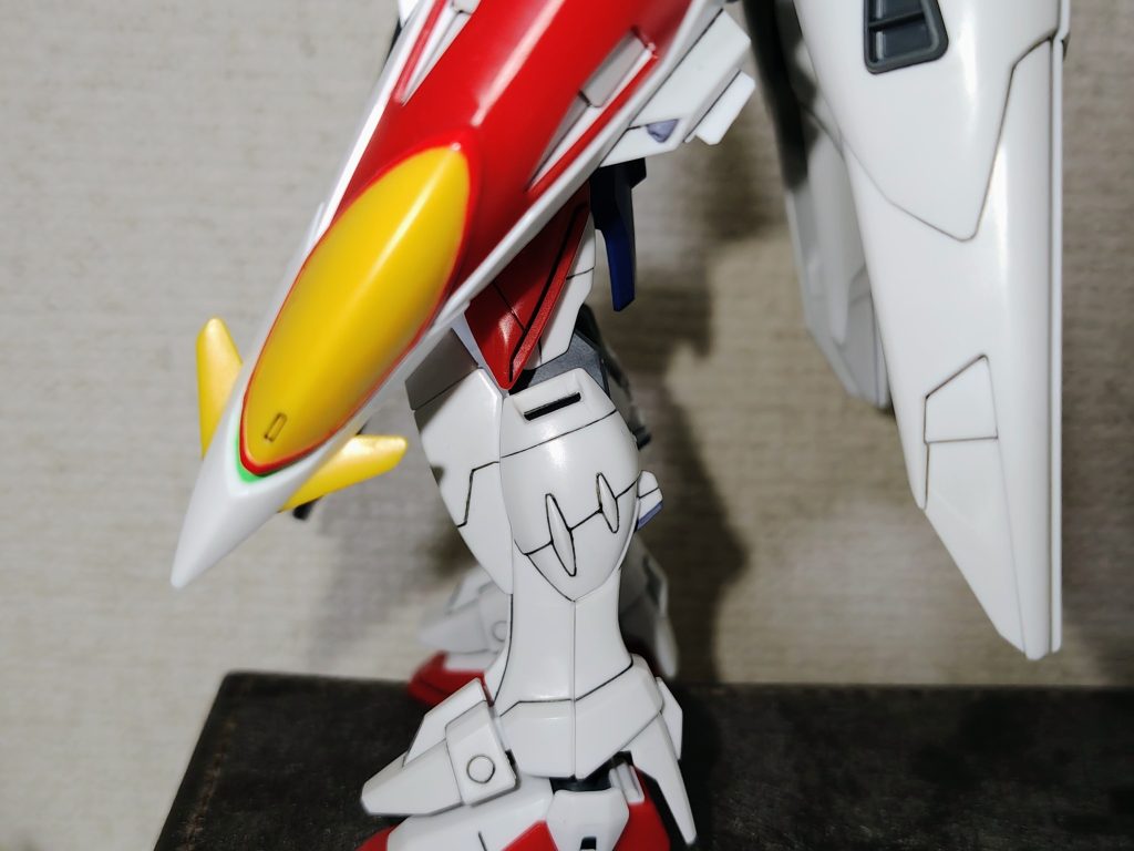 黒い線でしっかりスミ入れしたほうが、アニメのイメージに近いと思い、スミ入れはコピックモデラー0.02という水性ペンを使いました。ただ、例えば足の側面にあるツメみたいな部分。溝が無いに等しいというか、段差がなだらか過ぎて、何日か経ってインクが乾いているはずなのに、ポーズをつけようとして持って動かすと落ちちゃう。溝にインクや塗料を流し込むというより、ツルツルのプラスチックの表面に水性ペンで線を引いただけになっているんでしょうね。