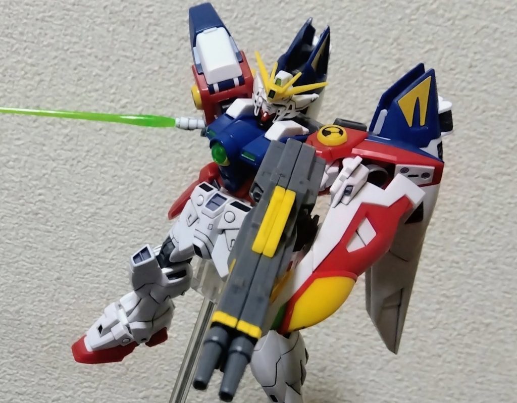 なので、一通り写真を撮ったあとは触らないように立像としました。ネオバードモードにも怖くて変形させていません笑トップコートできれば問題は解決するのかと思いますが…。とはいえ、キット自体とてもカッコよく、部分塗装をしたかいもあって鮮やかなイメージになりました。うっかり動かせない点を除けば、とても気に入っています。拙い作品ですが、見ていただきありがとうございました。