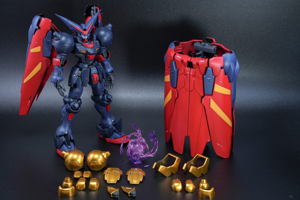 旧HG1/100マスターガンダムに付属する、加工無しでMGに取り付けれる閉じた状態のウイングシールドを使い、付け替えで再現出来る用にしています。