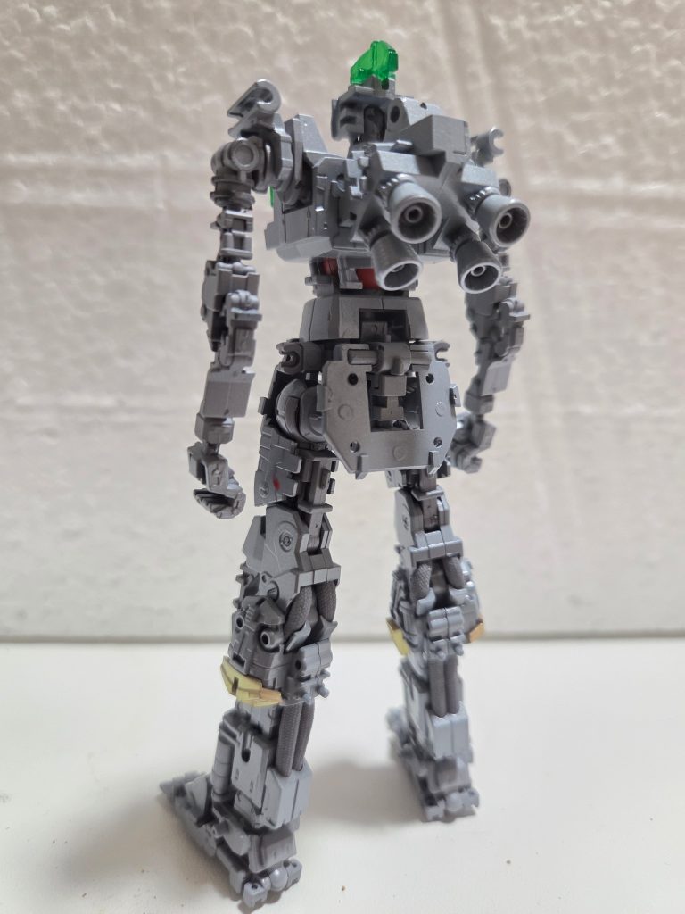フレームです。本家は全てシルバーということで色々なシルバーを試しましたが中々合う色が作れなかったのでニュートラルグレーⅡにスターブライトシルバーを混ぜて上からクリアシルバーを吹いて再現しました。ただ単色というのも面白みがなかったので場所によって色合いを変えてます。以下ポージングです。