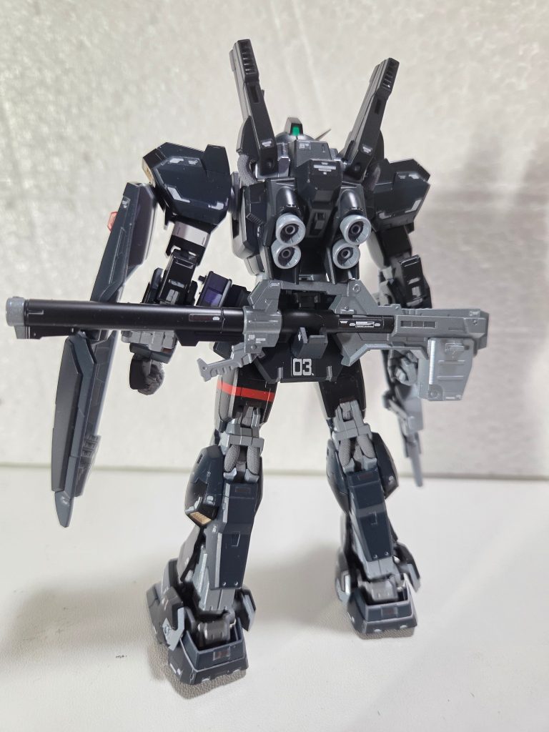 本家キットと同じように違った色調のブラックを3色使ってます。また黄色の部分はパールがかかった半光沢のゴールドということだったのでサーフェイサーエヴォゴールドの上にパールゴールドを塗り重ねてみました。それっぽい色になったと思います。左腕、左足のラインは合うデカールがなかったので塗り分けで再現しました。