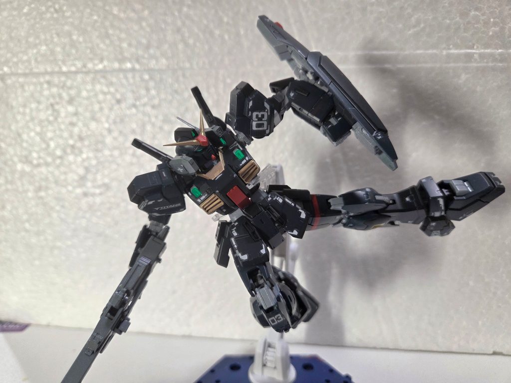 中々バッチリ決まったのではないでしょうか？初期のRGの中では安定して動かせました。腰をロックして固定できるのがいいですね。またいいアレンジがされていて、自分好みなキットでした。凄く作りやすくかったです。今度はエゥーゴ版も作りたいなと思ってます。(もちろんRGで)最後までご覧いただきありがとうございました。次回も見ていただけたら幸いです。