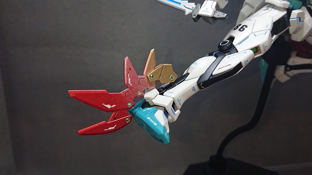 必殺技を繰り出す際には、右足に追加されたブレードパーツが前方に展開して殺傷能力を高めるギミックです！ただの蹴りではインパクトに欠ける気がして追加した要素だったのですが、これが個人的にかなり良かったですねｗブレードのデザインにも多少拘っており、カラーリングは機体のメインカラーである青系統と対照的になる“赤”を使うことで、より脚部を強調するようにしています金色と赤系統2色を使った、3色でのグラデーション塗装も上手くマッチしてくれましたねｗ他にも装飾品として100均で購入した“ライトストーンパーツ(黄緑)”を埋め込んでいます✨
