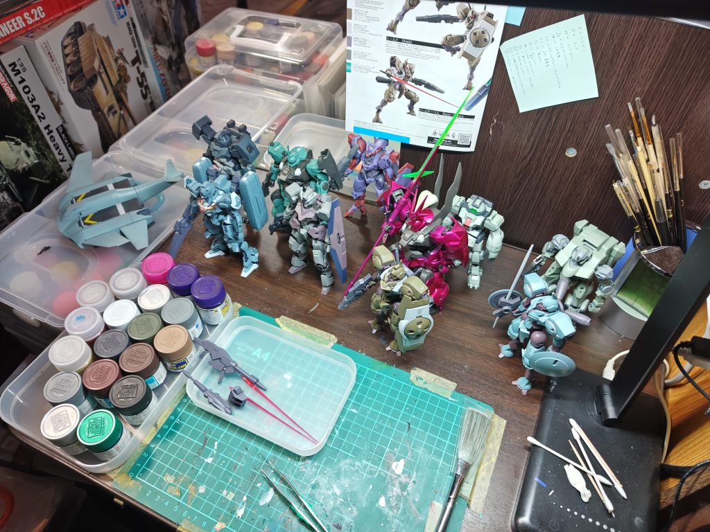 作品名：増えたなぁ<p>1年以上ぶりの水星の魔女系ガンプラ。 こうして並べると増えたもんだな。 しかし、大半が量産型MSばかりだ…</p>
