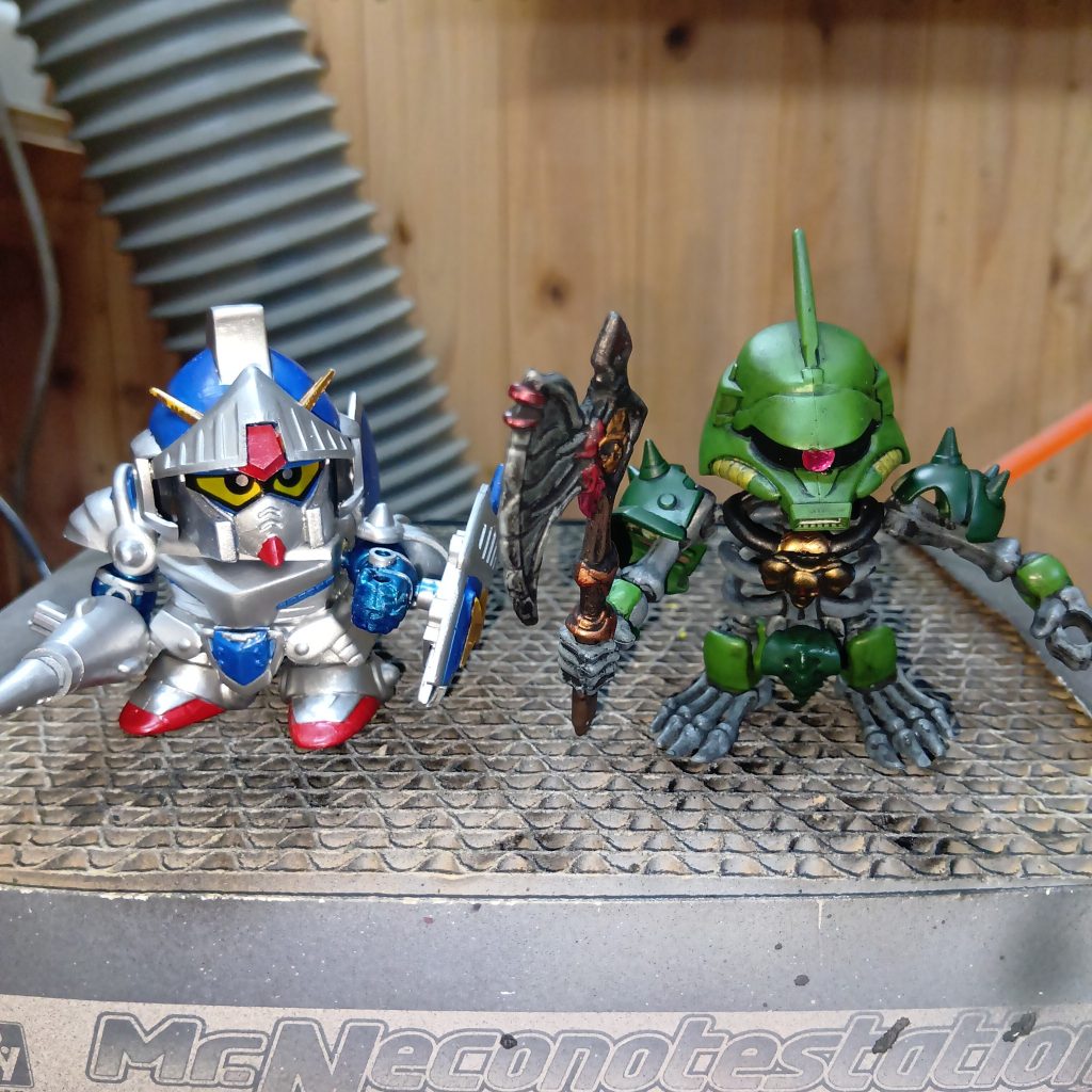 BB戦士ナイトガンダムと。サイズ感バッチリ？もうちょい大きい顔が欲しかったかな🤔