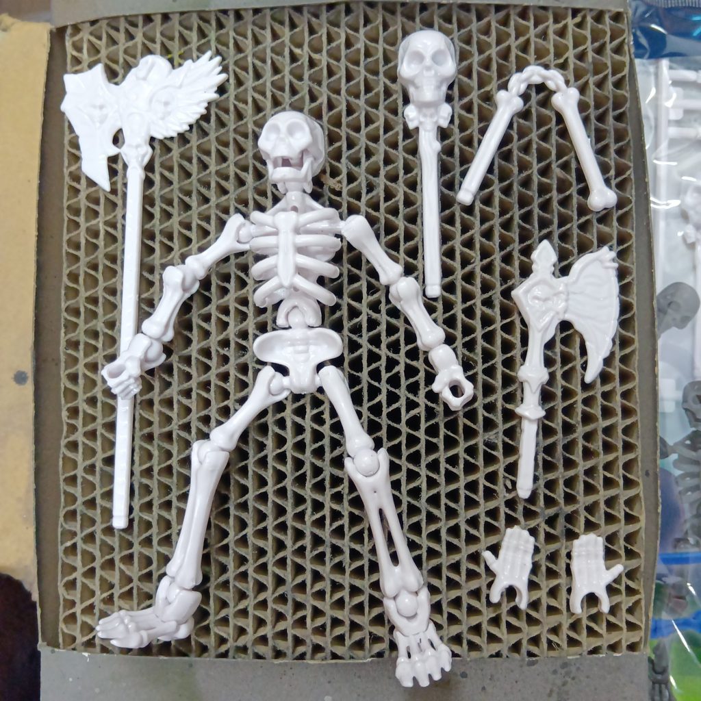 これは良キットです。解剖学やらリアルやらを求めたらダメです。口がパカパカ動きます☠️色んな事に使えそう✨️素材はABSなんで、バンダイのランナー回収BOXには入れたらダメですね。刻んでゴミ箱へ🗑️