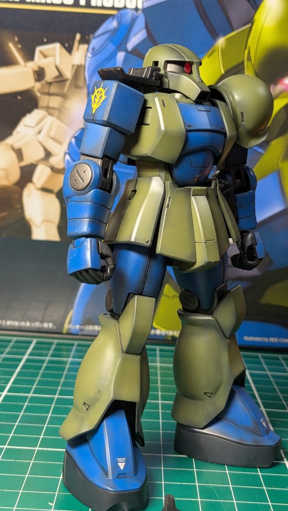 右肩は合わせ目処理面倒くさかったのでデカールで隠しました。