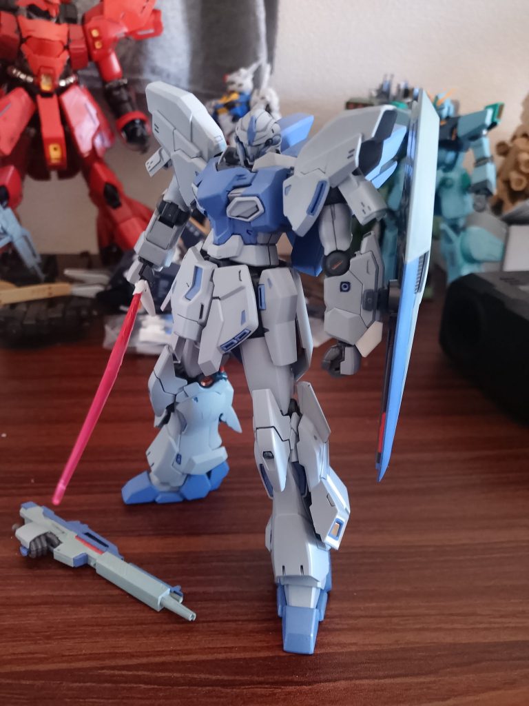 シールド、サーベル、ライフルはHGUCニューガンダムから。ナラティブ版スタインの外装パーツにユニコーン版のフレームと関節付近のライトブルーのパーツをミキシング、プラス系らしいのっぺり感が出せたと思います。