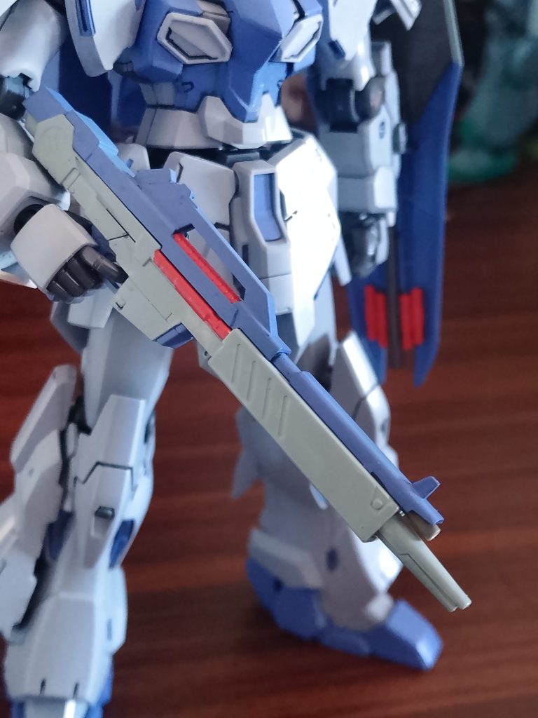 ビームライフルもニューガンダムからの流用、ロアレシーバーをRLMライトブルー、アッパーは本体のブルーと同じエイザーブルーで塗装。