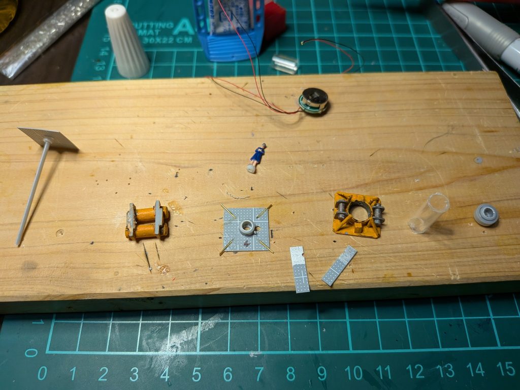 製作工程になります。カプセルはこんな感じのパーツ構成になっております。