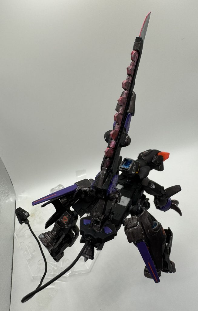 変幻自在な動きが可能な 尻尾型の ロケットアンカー。なお その硬い先端を 敵に直接当てて ダメージを 与えることも当然できるが、物を持ったり『第二の手』として 使うことをメインとしています。&nbsp;&nbsp;【武装の紹介③】『チェーンファング』