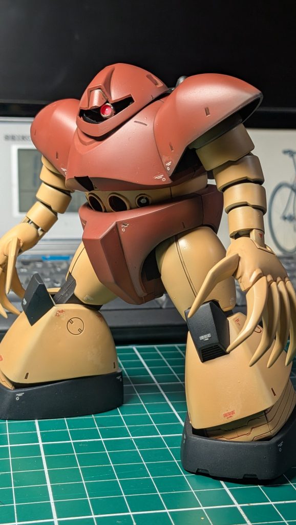 モノアイの稼働改造失敗したので、とりあえず両面テープで仮止め後でやり直そう。