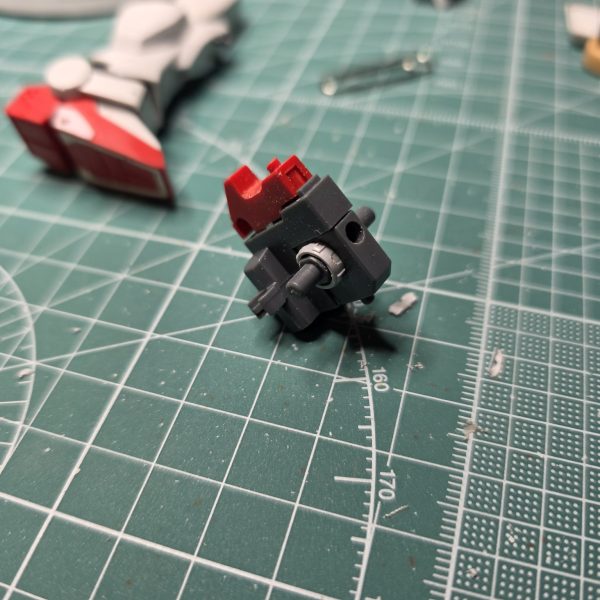 チマチマは作業をしてるのですが、改造の案が思い浮かばなくて、机に向かっちゃ、グダグタしてます。そんな中、バックパックは何ともよく解らないディテールがあったので、いっそもぎ取ってしまい、シリンダーを作成してみました。&nbsp;足の甲があまりにものっぺり感があったので、スジボリで少しでも立体感が出るよう頑張ってみました。どう？？足のヒザ裏がそれはもう、プラモデル感が満載だったので裏打ち作ってみましたが、これもまた、プラモデル感(笑)&nbsp;足の付け根をちょっとディテールを追加してます。&nbsp;作業時間よりも、机で『あーしよ、こーしたいなー』の時間が長いような気が(;´д｀)&nbsp;ってか、それよりも！！なんでコレ作ってる最中に陸戦型ガンダムのRGの発表あるかな？！RG 化は絶対に無いと思って陸戦型ガンダム作る気になったのに( ノД`)…ﾏｼﾞｶ&nbsp;なんか、前もこんな事あったような(笑)&nbsp;（5枚目）