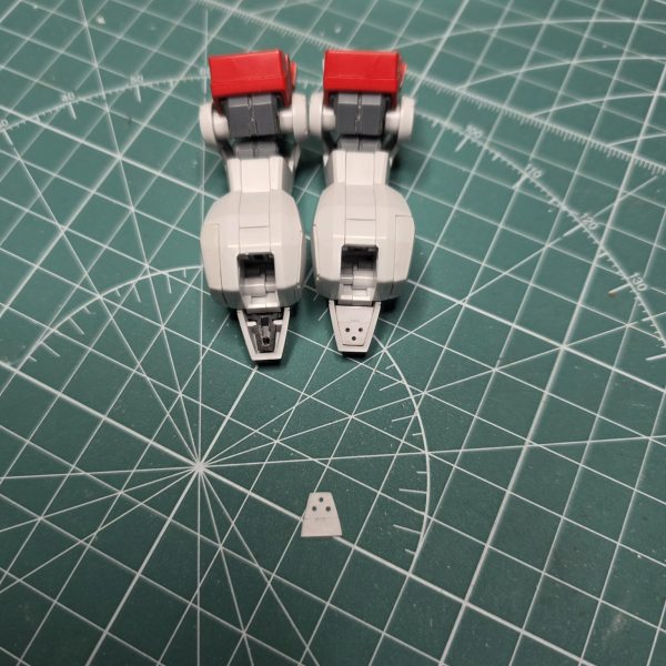 チマチマは作業をしてるのですが、改造の案が思い浮かばなくて、机に向かっちゃ、グダグタしてます。そんな中、バックパックは何ともよく解らないディテールがあったので、いっそもぎ取ってしまい、シリンダーを作成してみました。&nbsp;足の甲があまりにものっぺり感があったので、スジボリで少しでも立体感が出るよう頑張ってみました。どう？？足のヒザ裏がそれはもう、プラモデル感が満載だったので裏打ち作ってみましたが、これもまた、プラモデル感(笑)&nbsp;足の付け根をちょっとディテールを追加してます。&nbsp;作業時間よりも、机で『あーしよ、こーしたいなー』の時間が長いような気が(;´д｀)&nbsp;ってか、それよりも！！なんでコレ作ってる最中に陸戦型ガンダムのRGの発表あるかな？！RG 化は絶対に無いと思って陸戦型ガンダム作る気になったのに( ノД`)…ﾏｼﾞｶ&nbsp;なんか、前もこんな事あったような(笑)&nbsp;（4枚目）