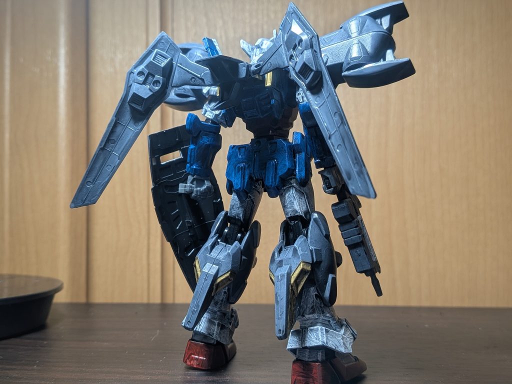 首、腰、足を延長して腰をスリムな形にしました。塗装は黒サフの上にアクリルガッシュで筆塗りしました。