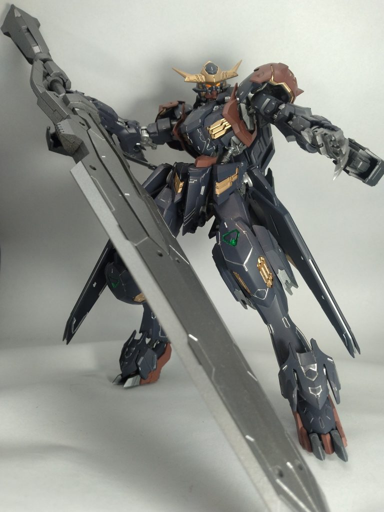 拡張キットのヴァルキュリアバスターソード。いやあ、デカい。かっこいいポーズを模索したのですがうまくいかず。