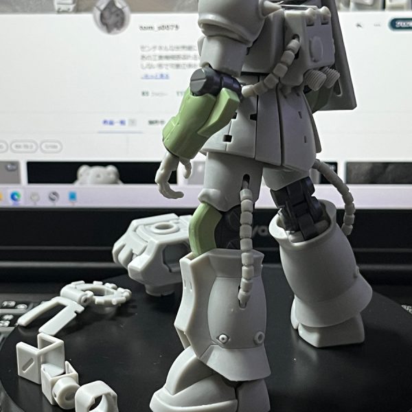 休んでますか？お爺の詰めは続く。一応あと、肩アーマージョイントを強化するぐらい。やはり腕のバランスは小さくして正解。ゴリラ風味が消えてきた♥…とお爺は思ってます。肘のフレームでもう一段可動を入れるか、このままキット流用とするか悩ましいが、自作するともう数ミリ短くなるので一応並行設計中。当方ザクはマッチョではなくあくまでも器用な作業機風味。&nbsp;機構設計をオリジナルにすることで、外観上のサイズ凝縮、継ぎ目問題回避や可動追加を図っている。その一部を紹介(足元パーツ郡)。ただし基本的にポリキャップはキットの物を使用する。剛性も担保しなければ意味も無く、RG基準を謳うと言う事はこういう事態になる地獄道である(^^;)。ボチボチ集中してマシンガンに移りたいと思う。&nbsp;あぁ、ザクは深い。難しい。そして可愛い。自作版はお爺の愛のカタチですが、ここで見せるからには僅かでもどこかの誰かの琴線に触れるモノには辿り着きたい…(*'ω'*)。続く。（4枚目）