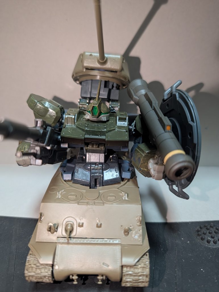 改めてメイン画像を。上に戦車砲担いでます。