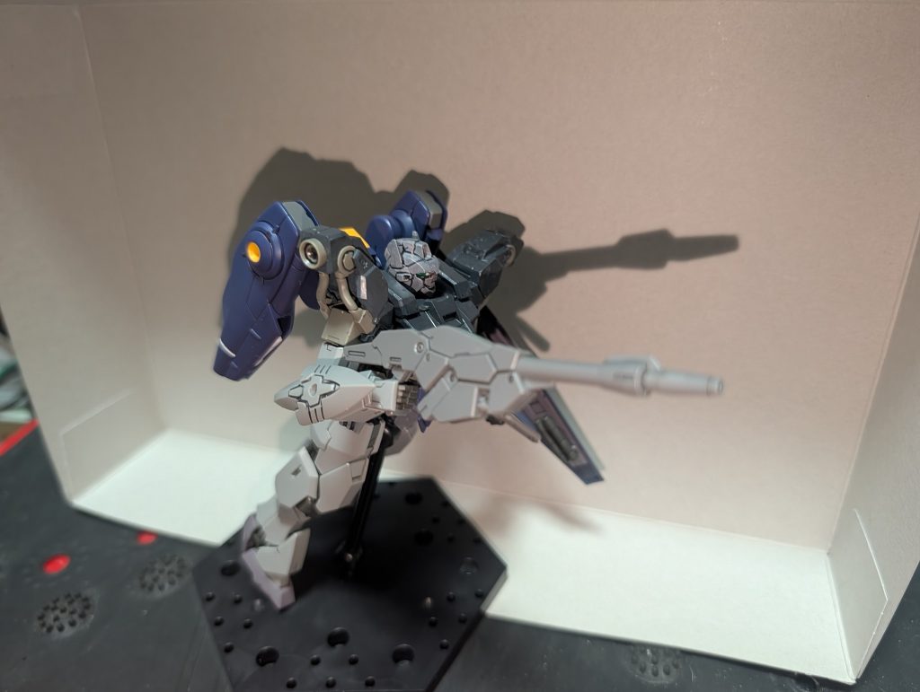 側面。腕の小型シールドは30MMから。背面はミラソウル社フライトユニット。