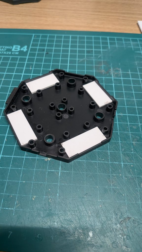 山田化学のスタンドにセリアの1.8ミリプラ板て裏打ちして２ミリの穴を空けました。