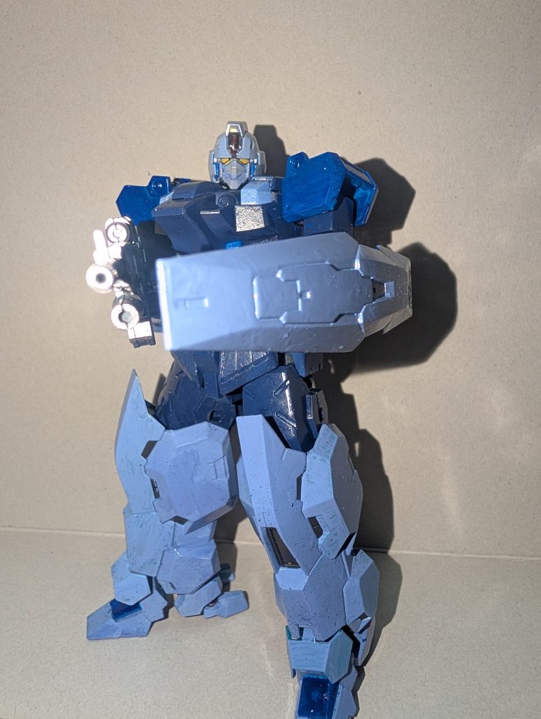まずは素体を。ディランザの立派なボディに負けない、レヴェルノヴァの腰とアルト陸戦型の太腿、ルブリスウルの手足です。背負い物があるので、肩はデミトレーナーで控えめに。