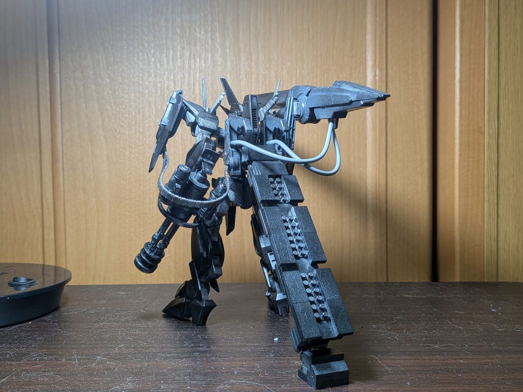 Gジェネ版のクスィーガンダムのミサイルポッドを参考にミサイルコンテナを背中に付けました。バックパックに別売りのスローネたちと合体させるための接続穴が会ったのでチューブを取り付けました。