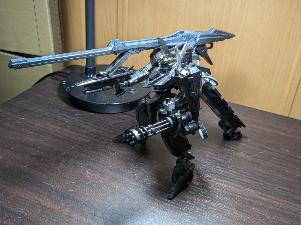 塗装は角とダクトを金色に塗って、全体に薄くシルバーと黒を吹き付けました。