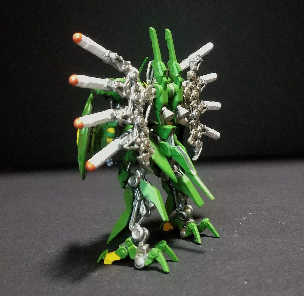 フリーハンドで真っ直ぐのラインが引けるほど器用ではないことがわかりました。ガンダムの顔を綺麗に塗り分けたり可動化してる方もいますけど、もう器用さの次元が違いますね。