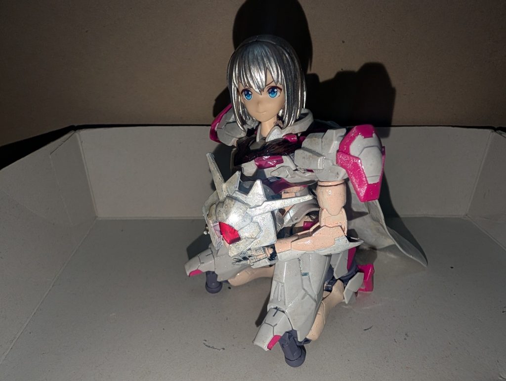 蛇足のオマケ。ヘルメットの中はこんな感じのイメージ。もしアウトになればこの画像は消します。一応、30MSティアーシャの頭部を塗装して、30MSトウカイテイオーのフェイスを使ってます。