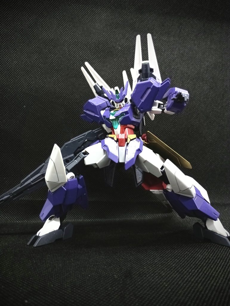 三つ目は、HGユーラヴェンガンダムですバイオレットのスプレーでユーラヴェンアーマー部分を塗装していますユーラヴェン含めてプラネッツシステム系のガンプラはほぼ塗装したのですが、当時は下手くそだったので中々のクオリティで……最近は懐も寂しくて塗料も買えないので、プラモデルライフを満喫するために頑張りたいです