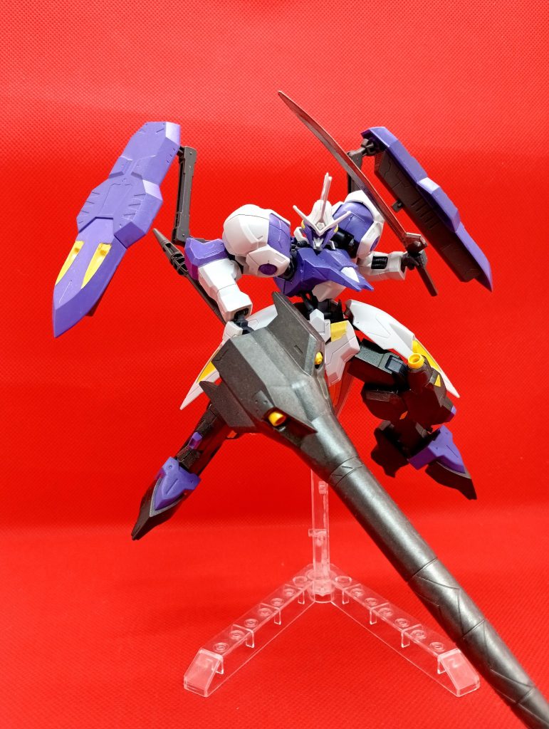四つ目は、HGガンダムキマリスヴィダールです薄紫だった部分をバイオレットで、茶色だった部分をガンメタで塗装してます大きめのバックパックを背負ってるのと武器も大きいのでカメラに上手く収めるのはとても難しいですね&nbsp;この｢最終形態感｣(？)良いですよね