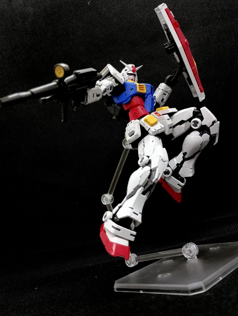 この初代ガンダム(以後78)のポージングの際、ビームライフルを構えさせる時は、できるだけSEED撃ちにならないように心がけています78は以後のオルタナシリーズとは全く違う持ち味の作品なので、こういうポーズなら78らしいなと感じるポーズを熟考しました