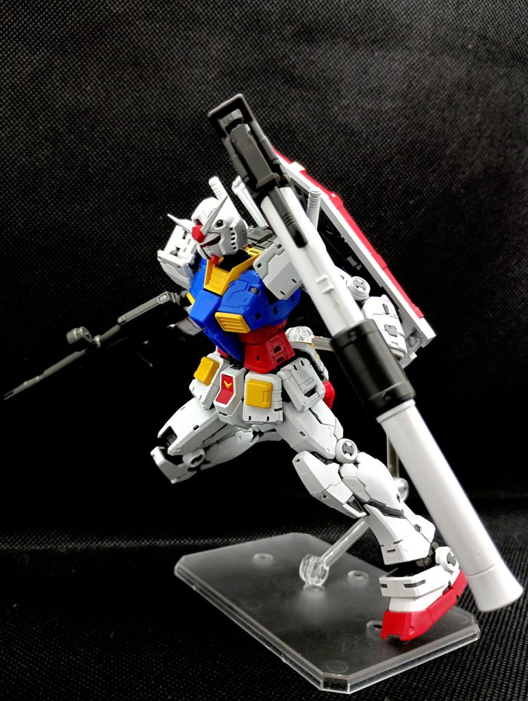 バズーカを携えて戦場に向かうポーズです大きな武装は基本的にどのMSでも様になりますが、78は特に｢力強さ｣を感じると思います…78特有の無骨さは他のMSにはない魅力的な要素ですよね