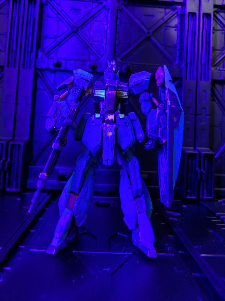 デュアルアイは蛍光で塗ったのに光らず(gundam-kao9)