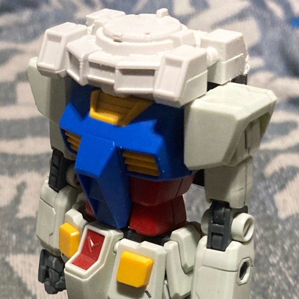 録画した番組見ながらアレコレやった・中央の黄色パーツ・バックパックの穴をアレコレやって、頭のパーツも軽く調整したらよりスマートになった。（4枚目）