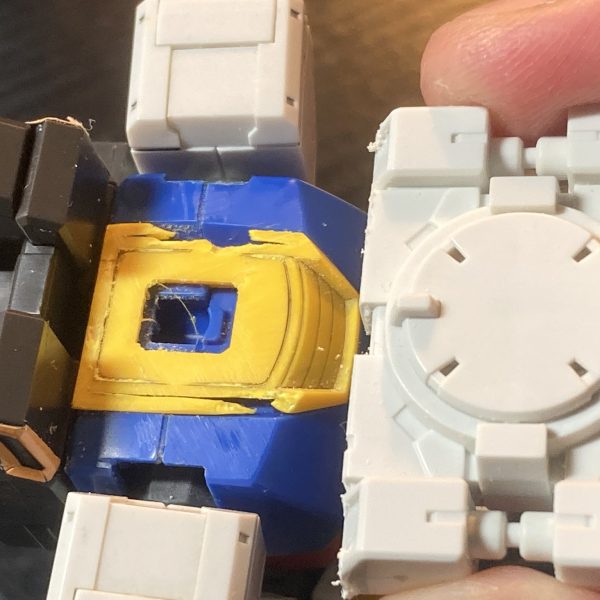 オリジンガンダムの肩の方がスマートだからここだけオリジンにする。モールドは減らすかな｡胴体に対して頭の幅がデカいから､ちょっと小さくするか。頭？の横部分を軽くノコギリで切って､プラ板貼り付けて､ヤスって調整すると…ガンダムらしからぬダサい見た目になります。（3枚目）