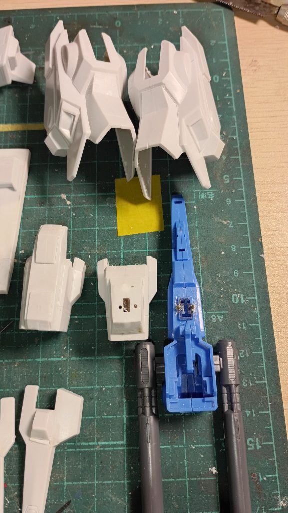 右腕のアーマーにHGUCのダブルビームライフルを装備できるように磁石を仕込み、真鍮線で固定用の軸を作りました。