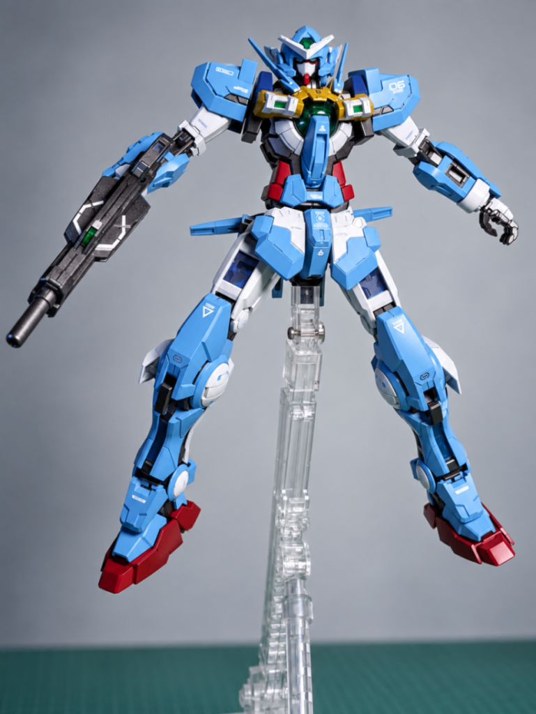 今回、1/100しっかり作るの初めてだったんで、塗装が大変な事を思い知らされました。あとパーツ数も多いんで、完成～！って思ったら手を付けてないパーツが発覚したりすることが３度程あり、色調調合した色味が上手く出せず、そこだけちょっと色味が違うなどトラブルが出たりして苦労しました。