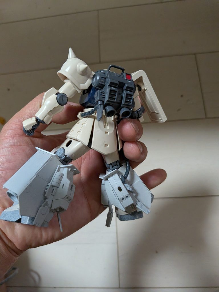 そこからはR型のパーツやプラ板を切った貼ったを繰り返しております。製作途中にR2型のHGを見つけましたが矢は放たれた以上、意地で製作続行です。