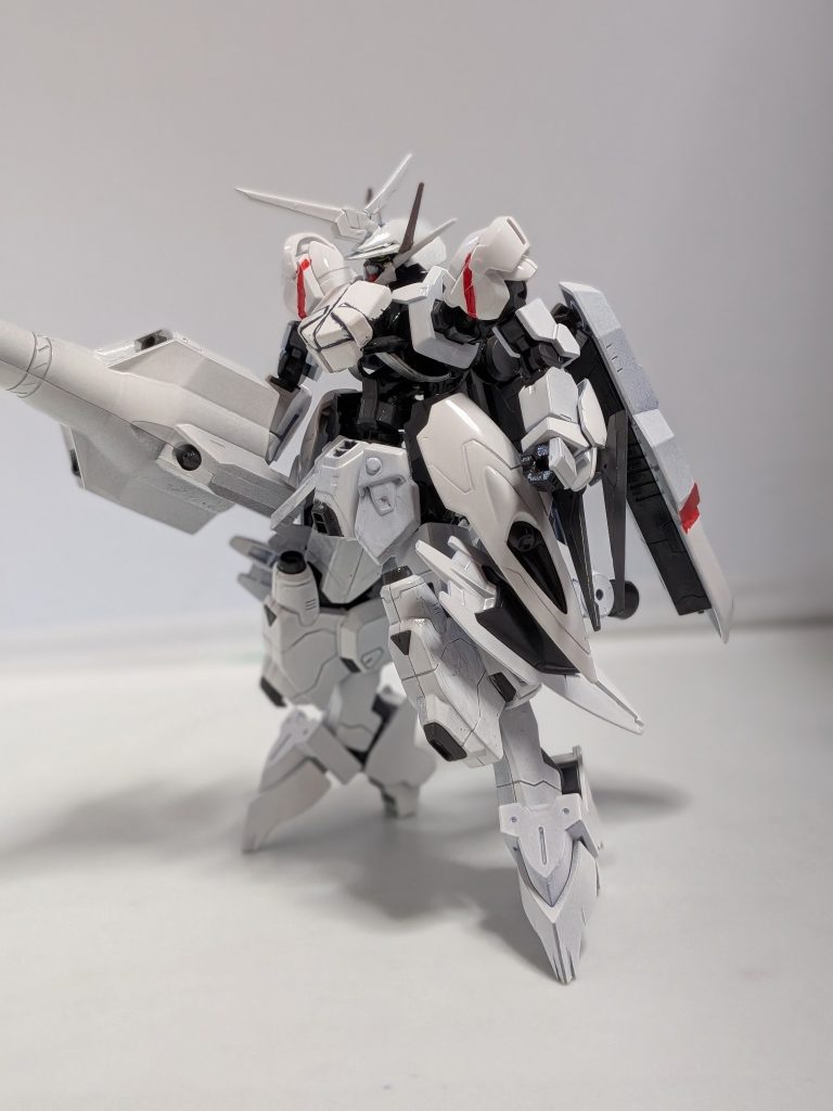 正面新生ギャラルホルンが対ガンダムフレーム用にシュヴァルベグレイズを改造した機体、キマリスのデータを存分に使われてる為キマリスに近い外観となっている