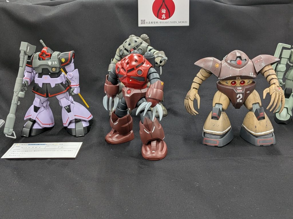 併せ企画…のハズですが、グフ担当のメンバーが間に合わなかったため、元ネタでグフがいた位置は空いています。左からてぺマラサイのドム、刃こぼれニッパーのズゴック、ウチのゴッグです。右に見切れているグフの代打のザクも刃こぼれニッパーの製作です。