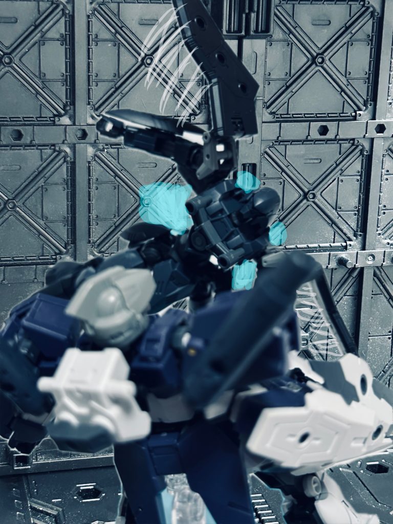 　ロコはバレルロールで、ガンダムの左を通り抜ける。両肩の三日月型の放熱版が扇風機のように回転する。「待て！」　ガブール・ＢＬとすれ違うように、そこに五機のティグリスが入ってきた。「来やがったか！」「ガンダムぅ‼︎」