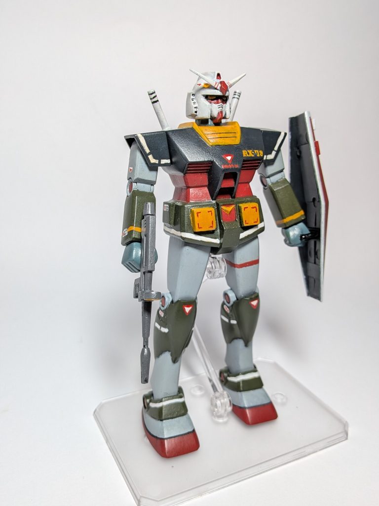 左右から。背面からはマーキングがスカスカなのでスキップします。旧キットを真面目に作るのは初めてだったのですが、なかなか骨が折れました。しかし同じサークルにこんな人がいたりするので本当に恐ろしかったです。旧キットは1/144のゲルググも積んでますが、こちらも頭の合わせ目など逆エッジ満載で難しいと聞いてビビりまくっています。